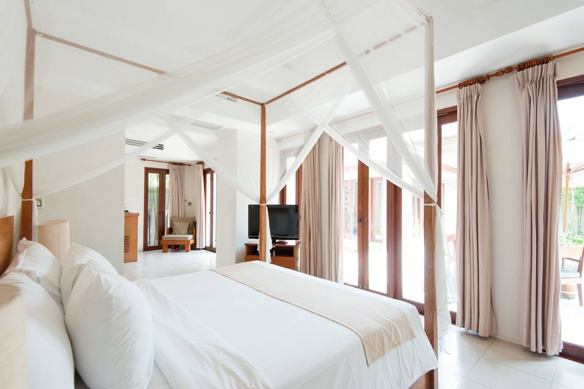 One Bedroom Deluxe Pool Villa  | In-room safe, desk