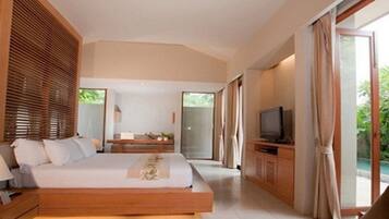 One Bedroom Pool Villa | In-room safe, desk