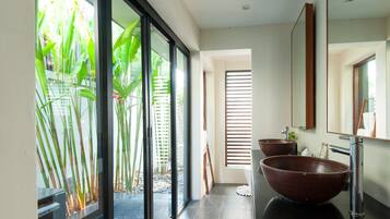 Separate tub and shower, deep soaking tub, free toiletries, hair dryer