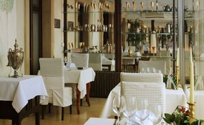 Se sirven desayunos y almuerzos, restaurante con mesas al aire libre 