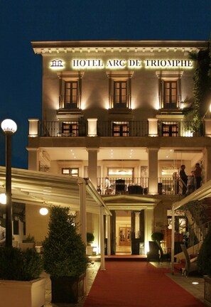 A hotel with a grand entrance, multiple balconies, and a red carpet leading to the doors. - Arc de Triomphe by Residence Hotels (Bucharest)
