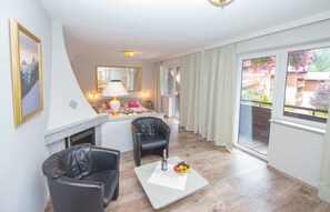 Habitació doble, balcó | Minibar, caixa forta a l'habitació i escriptori 