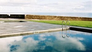 A swimming pool with a clear view of the sky and a distant horizon. - Pousada de Angra do Heroismo - Forte Sao Sebastiao (Angra do Heroismo)