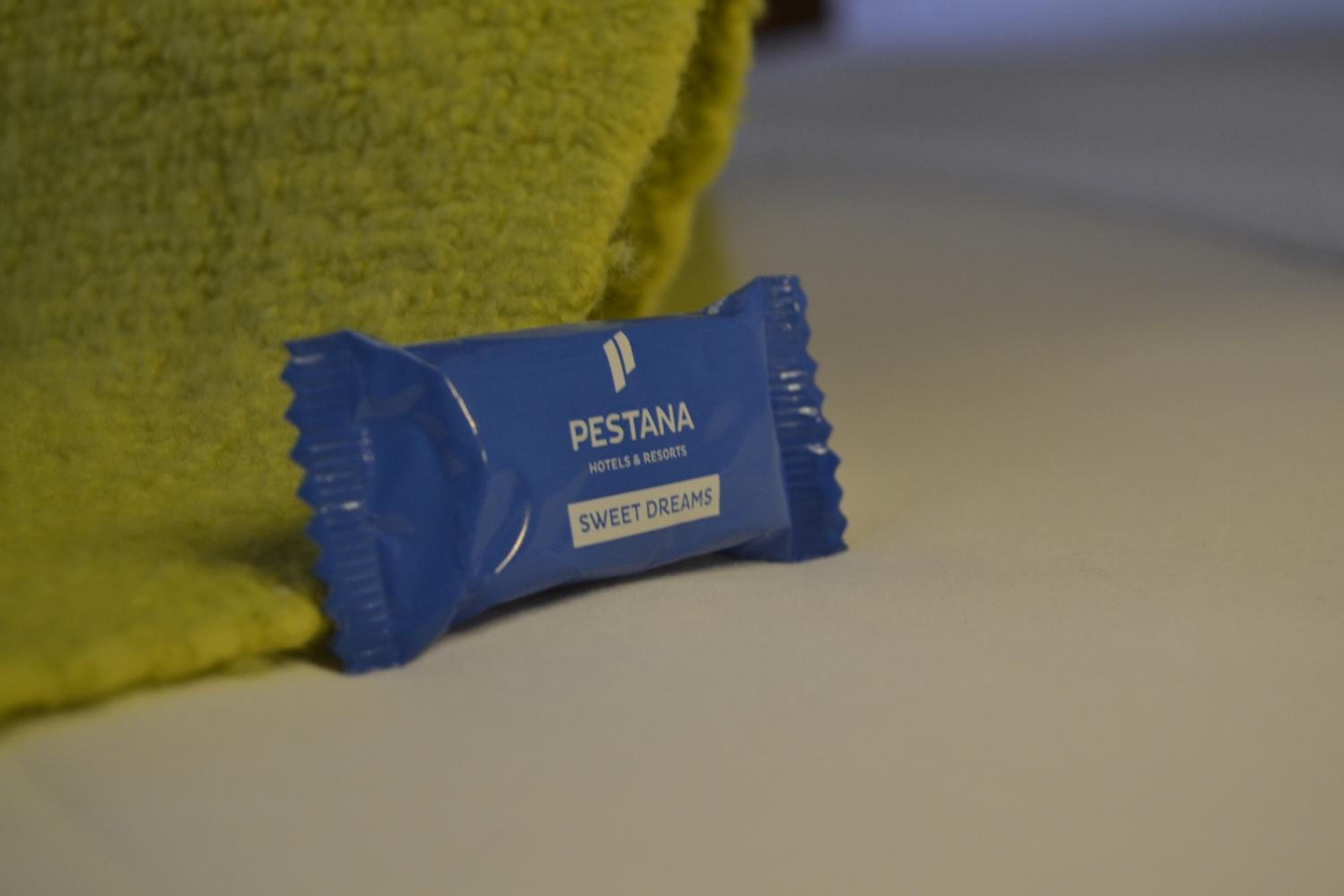 A blue packet labeled "PESTANA HOTELS & RESORTS SWEET DREAMS" on a surface.