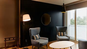 Junior Suite, 1 King Bed, City View | Lounge