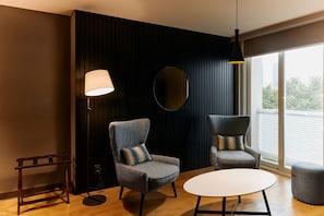 Junior Suite, 1 King Bed, City View | Lounge