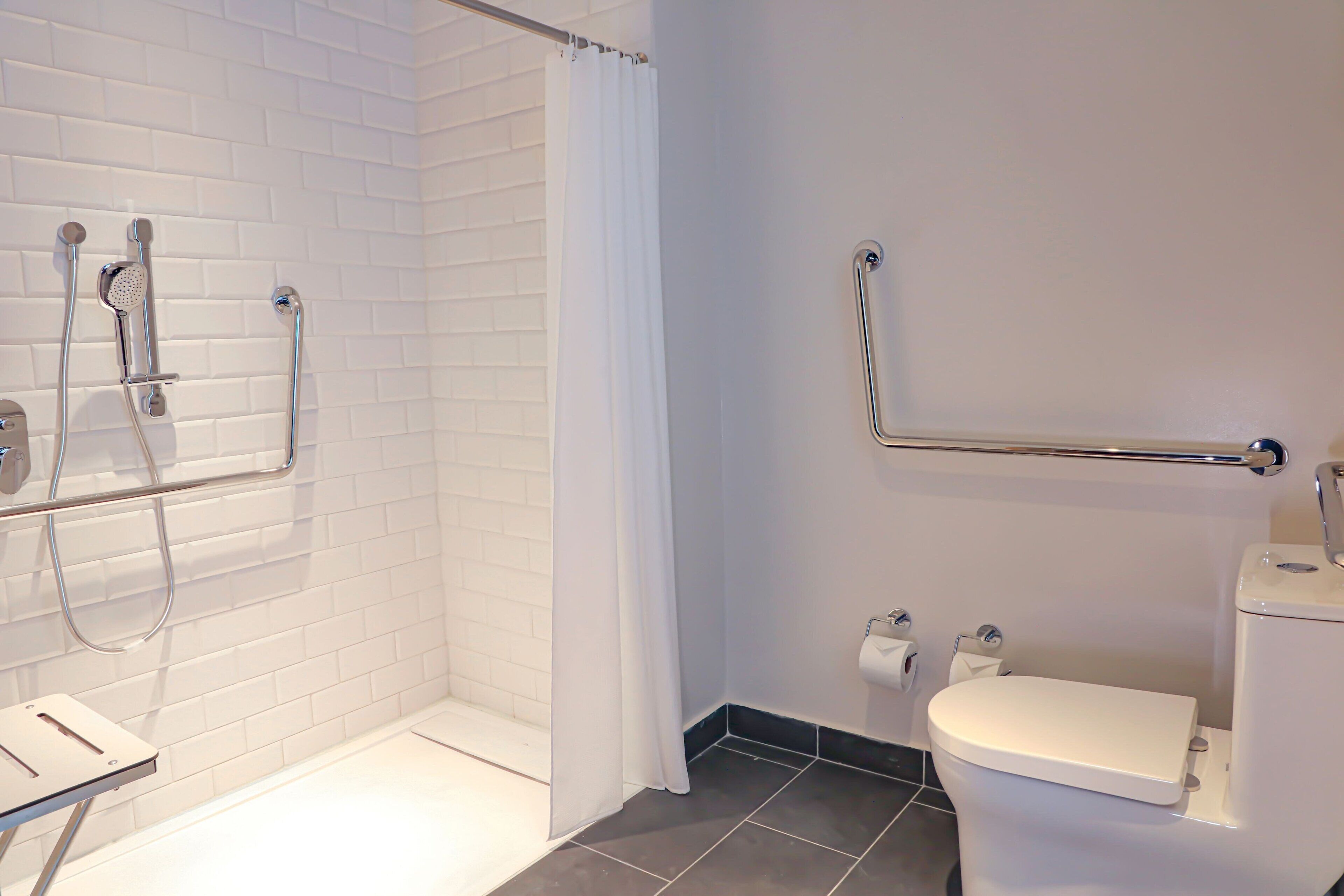 standard room, 1 king bed, city view | bathroom | shower, free toiletries, hair dryer, towels