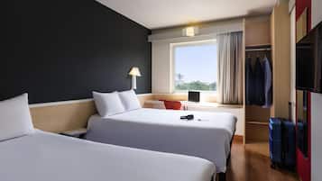 Habitación doble, 2 camas matrimoniales | Escritorio, cortinas blackout, wifi gratis y ropa de cama