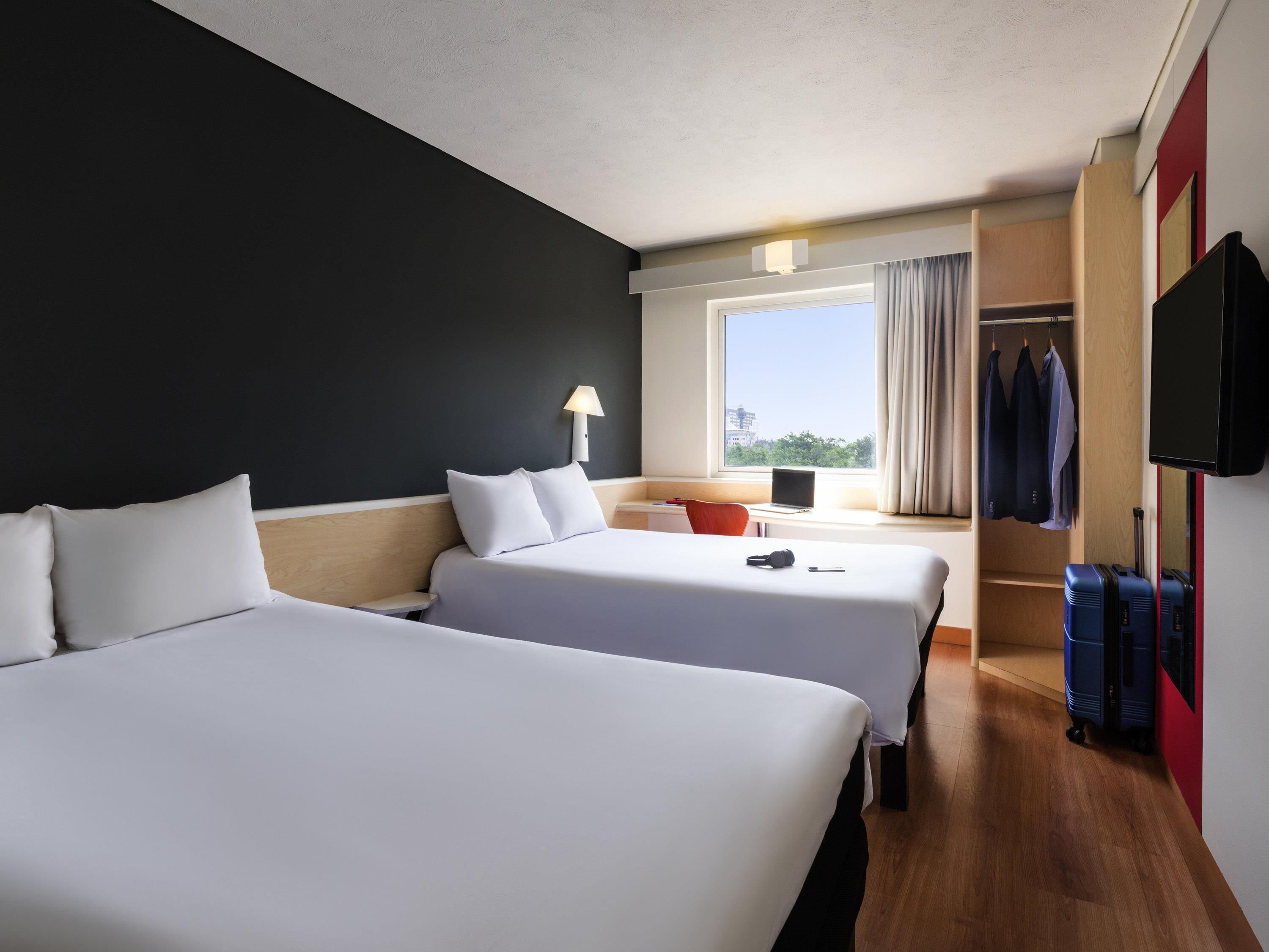 Quarto casal, 2 camas de casal | Escrivaninha, cortinas blackout, Wi-Fi de cortesia, roupa de cama