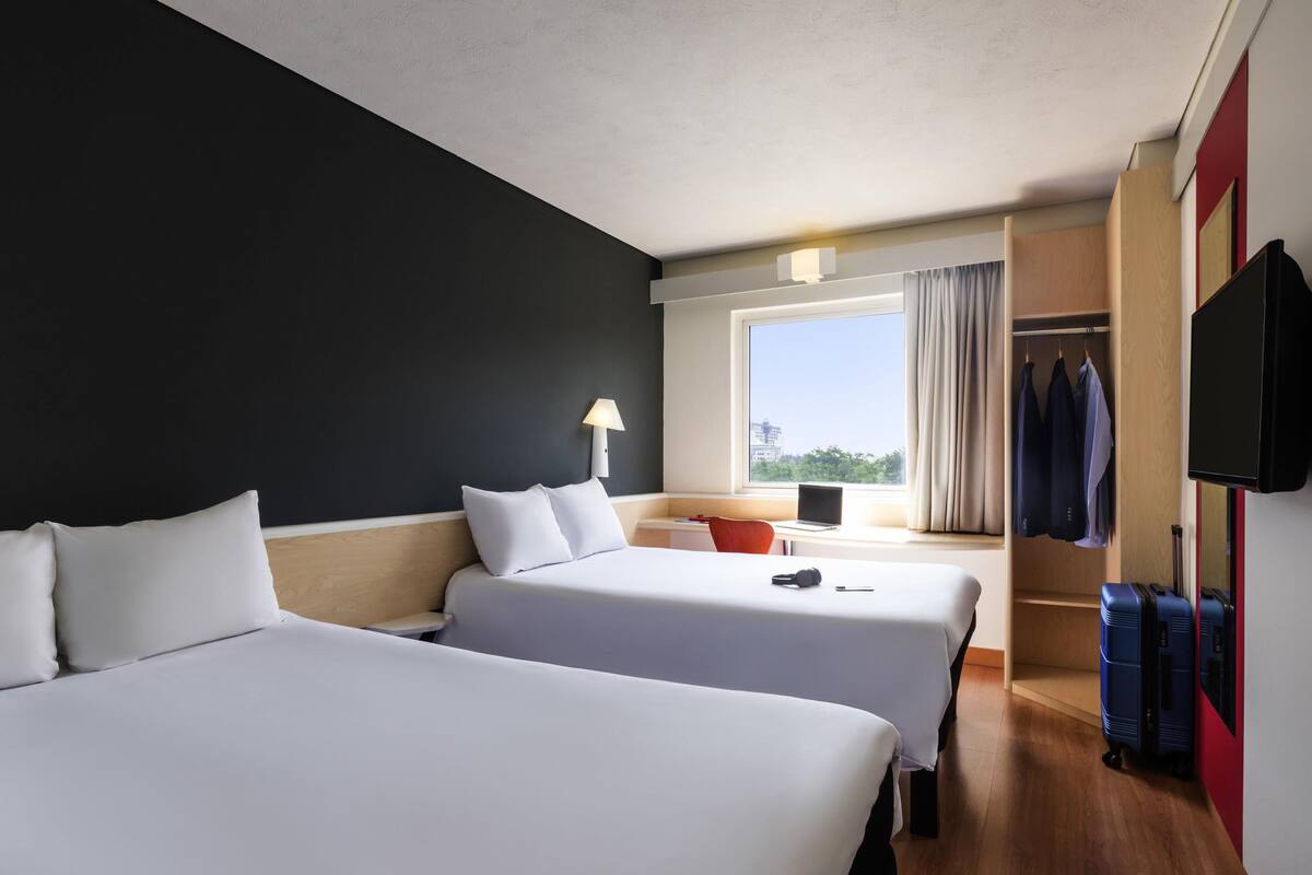 Quarto casal, 2 camas de casal | Escrivaninha, cortinas blackout, Wi-Fi de cortesia, roupa de cama