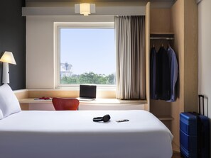 Escritorio, cortinas blackout, wifi gratis y ropa de cama 