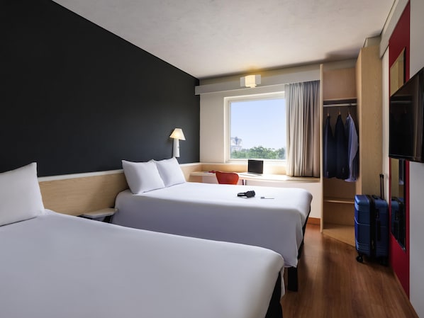 Doppelzimmer, 2 Doppelbetten | Schreibtisch, Verdunkelungsvorhänge, kostenloses WLAN, Bettwäsche