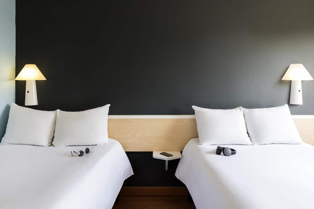Quarto casal, 2 camas de casal | Escrivaninha, cortinas blackout, Wi-Fi de cortesia, roupa de cama