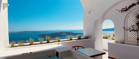 Honeymoon Suite, 1 King Bed, Non Smoking, Sea View (Cave) | In-room safe, blackout drapes, iron/ironing board, free WiFi