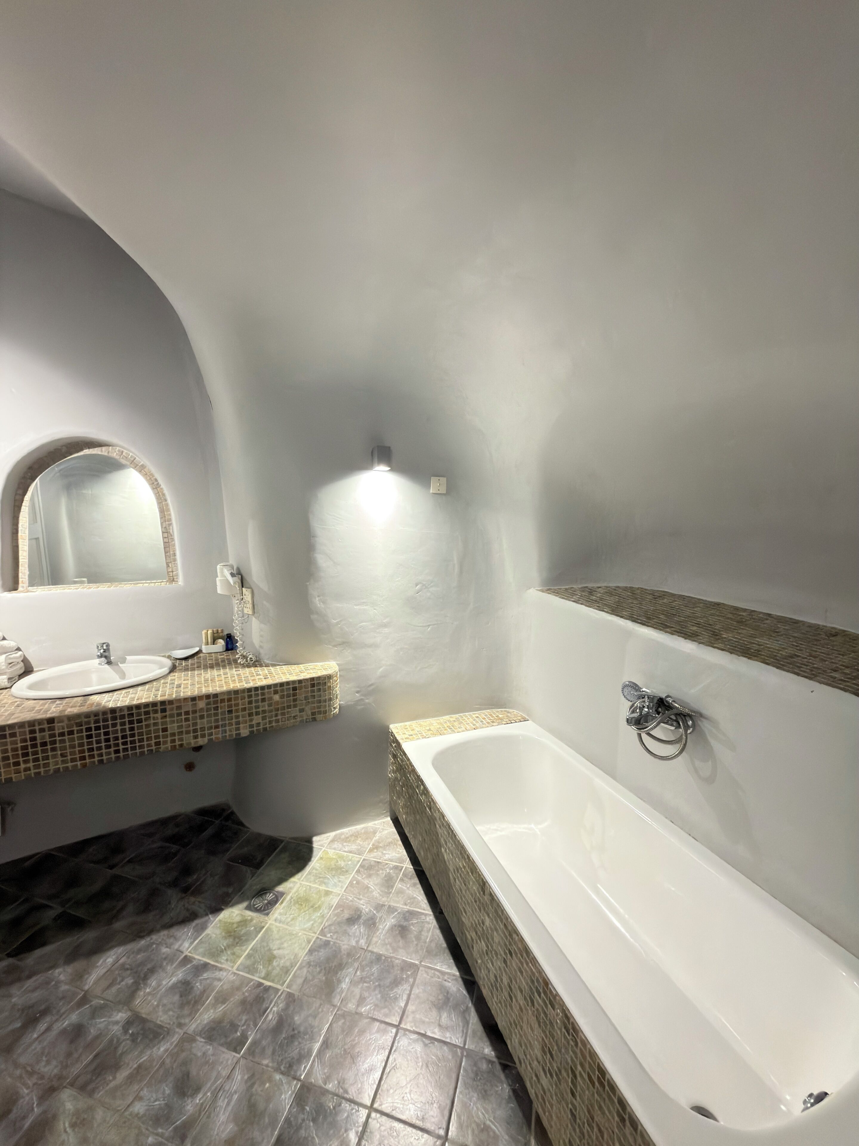 Apartamento tradicional, 2 quartos | Banheiro | Produtos de toalete de grife, secador de cabelo, roupões de banho 