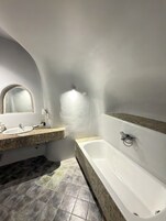 Traditional Apartment, 2 Bedrooms | Bathroom | Designer toiletries, hair dryer, bathrobes, towels