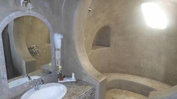 Studio, vue piscine, en bord de piscine | Salle de bain | Articles de toilette de luxe, sèche-cheveux, peignoirs