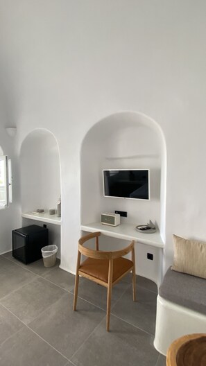 Honeymoon Suite, 1 King Bed, Non Smoking, Sea View (Cave) | Living area