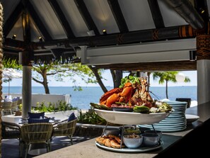 6 restaurants, serveren ontbijt