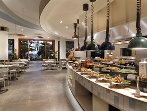 6 restaurants, serveren ontbijt