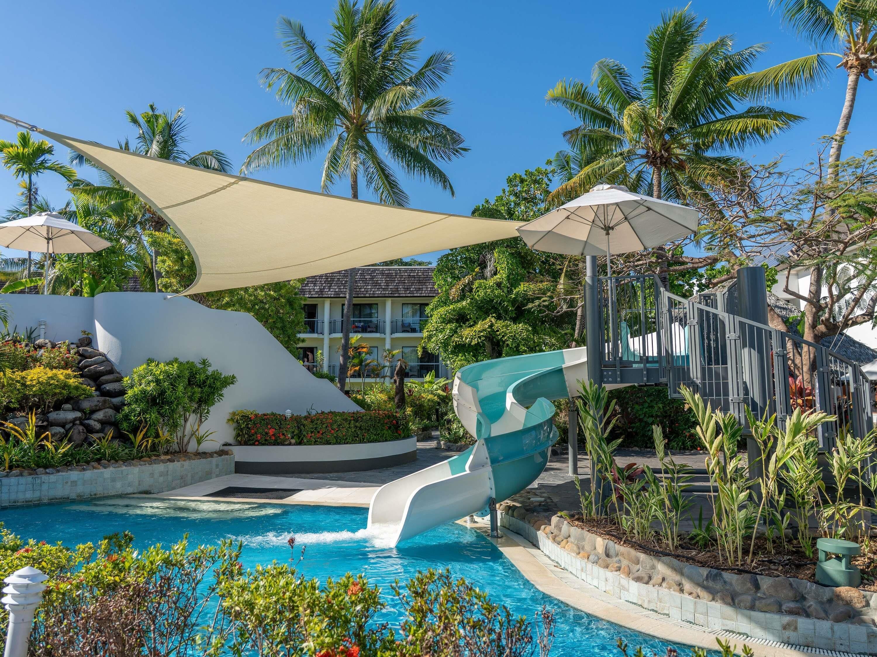 2 piscinas externas, funciona das 7h às 19h, barracas de cortesia