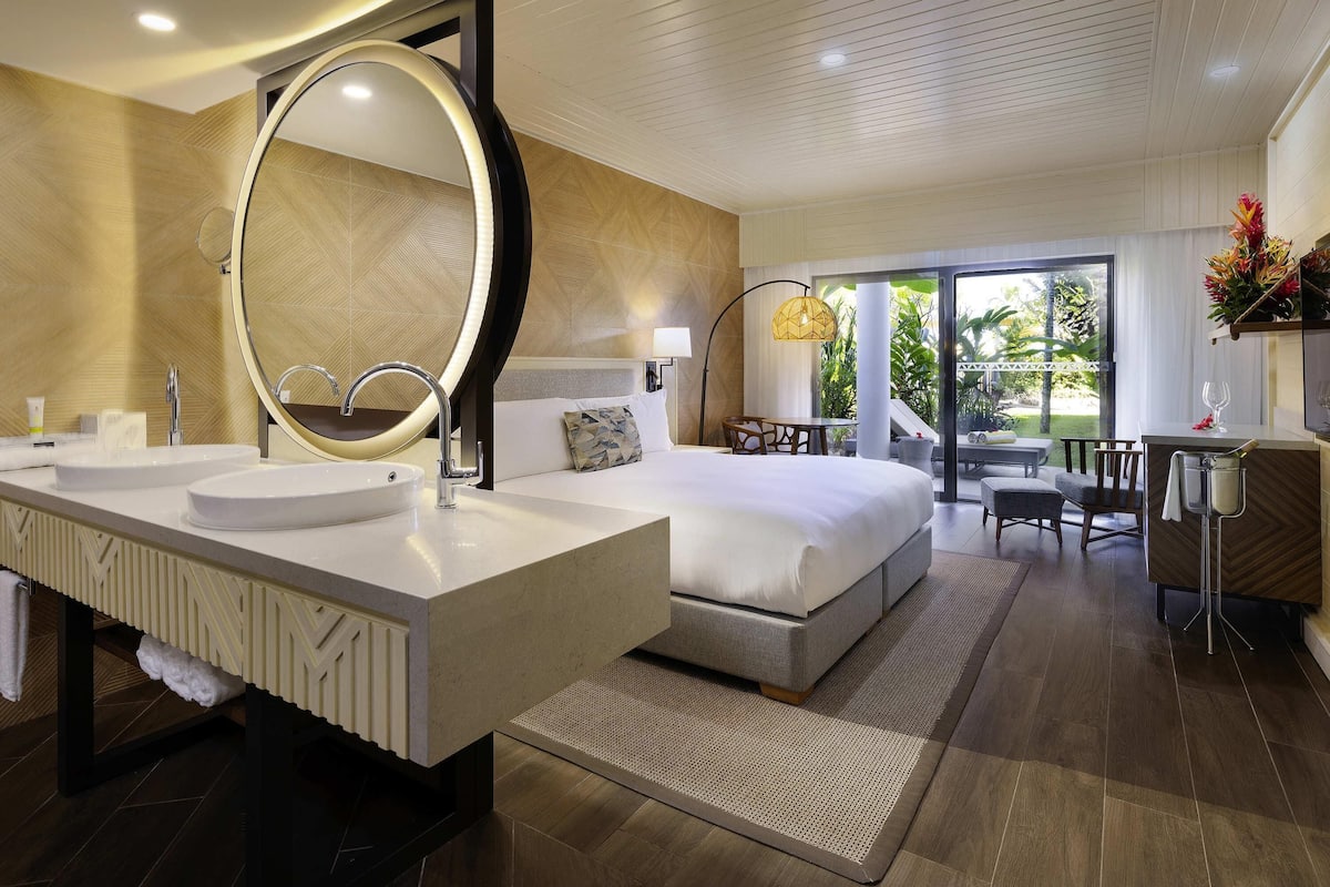 Kamar Mewah, 1 Tempat Tidur King (Beach Club Plus Access) | Seprai premium, brankas, meja kerja, dan Wi-Fi gratis