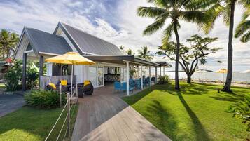 4 bars/lounges, 2 poolside bars, swim-up bar, beach bar