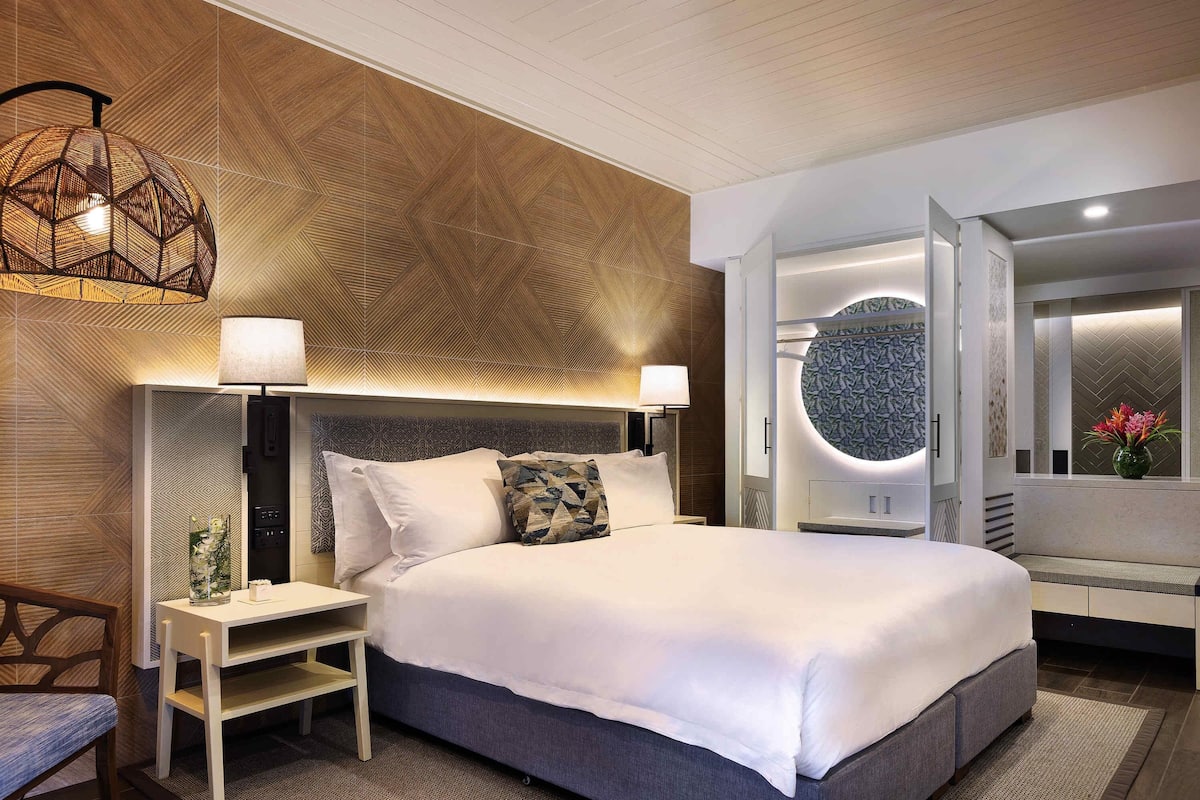 Premium bedding, in-room safe, desk, free WiFi