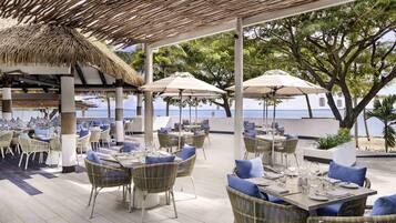 6 restaurants, breakfast served