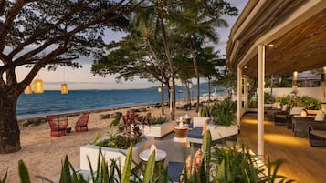 4 bars/lounges, 2 poolbars, een swim-up bar, een strandbar