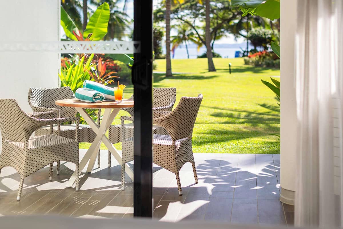 Familjerum (Luxury - 1 Queen Bed, 2 tier Bunk Bed) | Sängtillbehör av högsta kvalitet och värdeförvaringsskåp på rummet