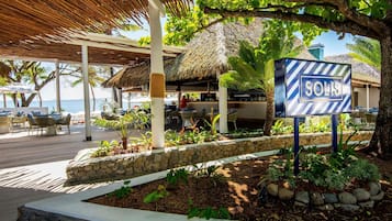 6 restaurants; breakfast, lunch, dinner and brunch served