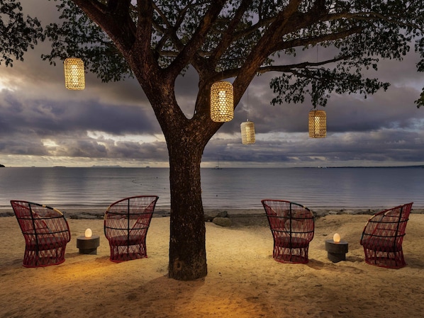 4 bars/lounges, 2 poolside bars, swim-up bar, beach bar