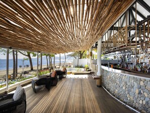 4 bars/lounges, 2 poolside bars, swim-up bar, beach bar - Sofitel Fiji Resort And Spa (Nadi)