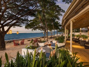 4 Bars/Lounges, 2 Poolbars, Bar im Pool, Strandbar