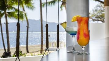 4 bares o lounges, 2 bares junto a la alberca, bar en la alberca