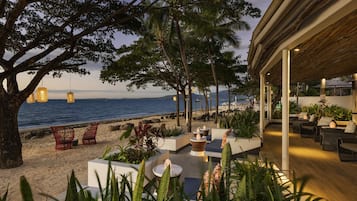 4 barer/lounger, 2 bassengbarer og bar i bassenget, strandbar