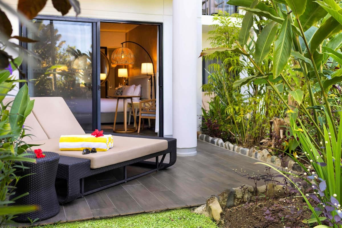 Habitación de lujo, 1 cama King size (Beach Club Plus Access) | Ropa de cama de alta calidad y caja de seguridad en la habitación