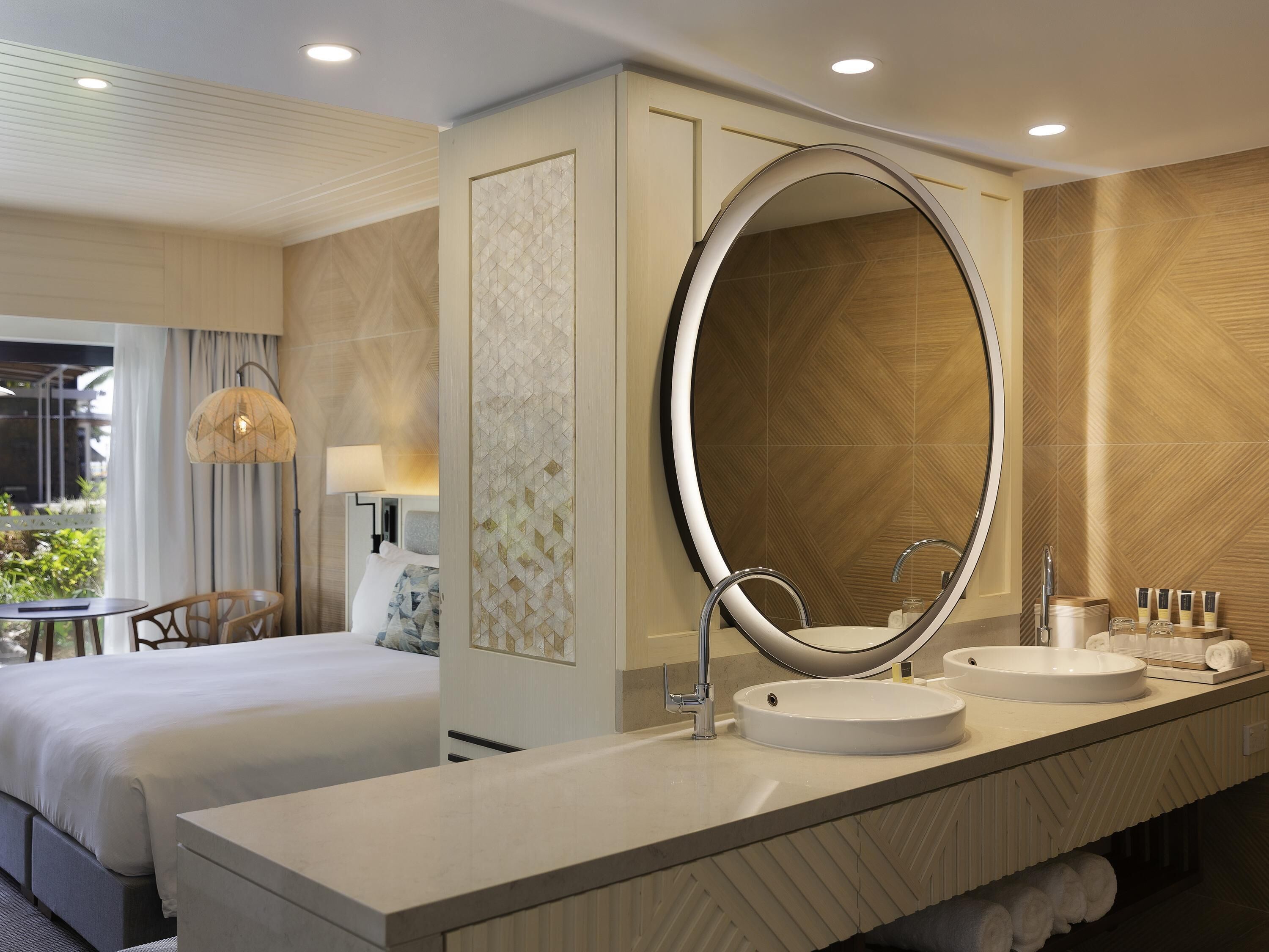 Chambre luxueuse, 1 très grand lit (Beach Club Plus Access) | Literie de qualité, coffre-fort, bureau, accès au Wi-Fi (inclus)