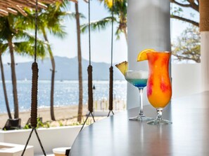 4 Bars/Lounges, 2 Poolbars, Bar im Pool, Strandbar