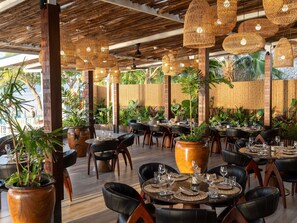 6 restaurantes, se sirve desayuno 