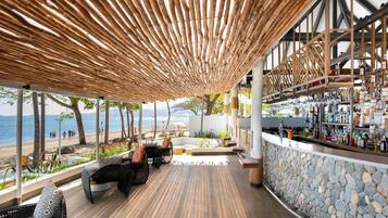 4 Bars/Lounges, 2 Poolbars, Bar im Pool, Strandbar