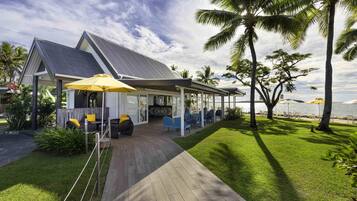 6 restaurants, breakfast served