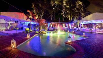 Piscine extérieure, chaises longues