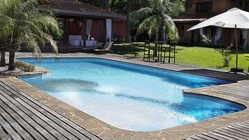 Piscine extérieure, chaises longues