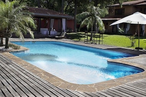 Piscine extérieure, chaises longues