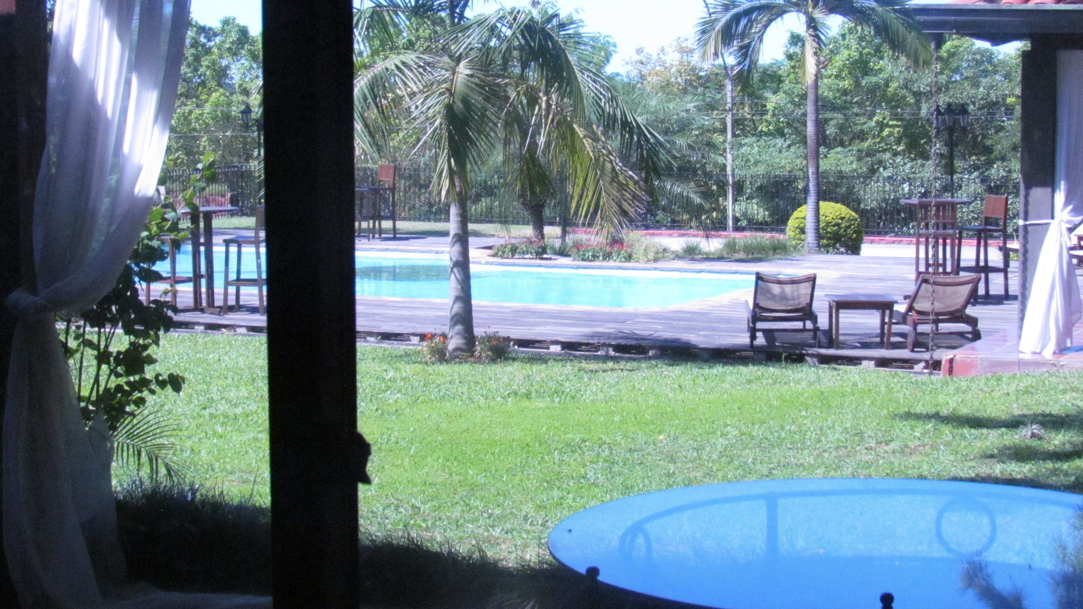 Piscine extérieure, chaises longues