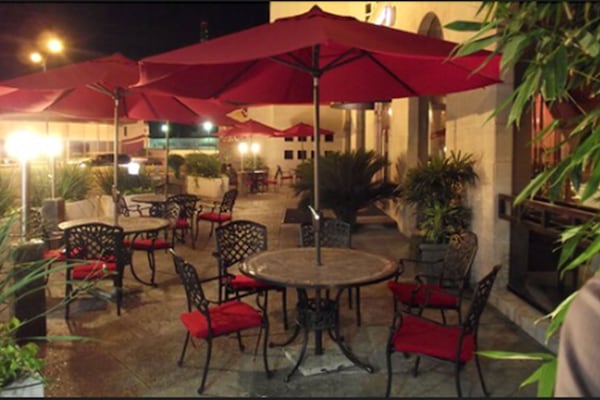 S'hi serveixen esmorzars, dinars i sopars