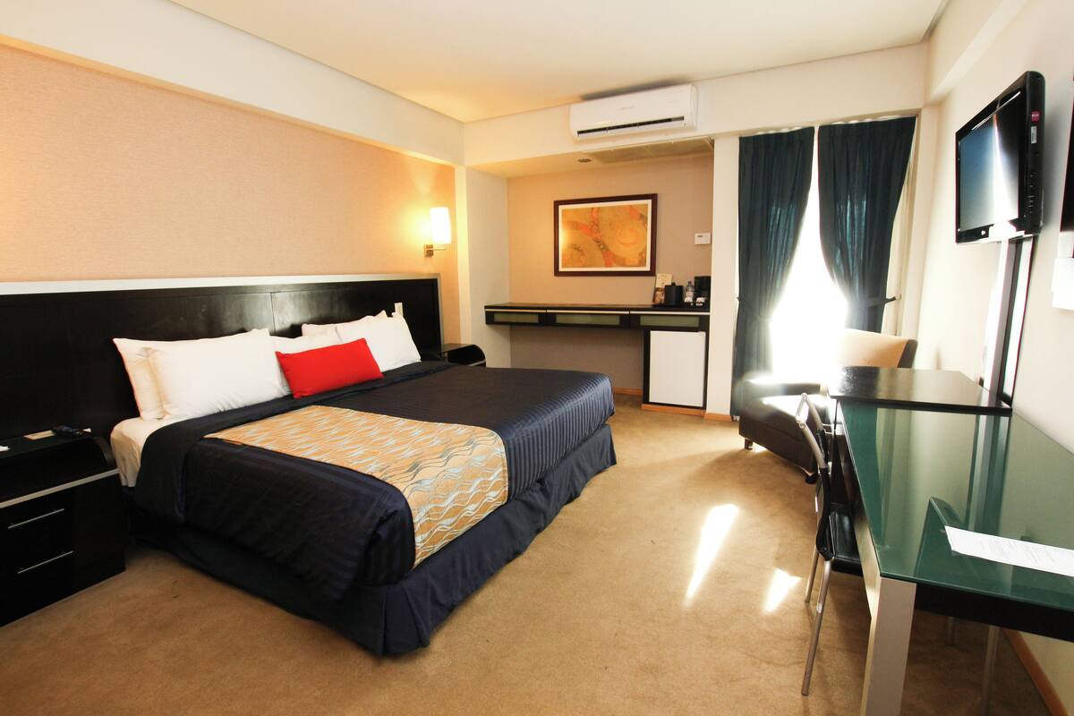 executive room | down duvets, desk, blackout curtains, free wifi