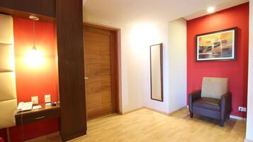 Edredón, escritorio, cortinas blackout y wifi gratis